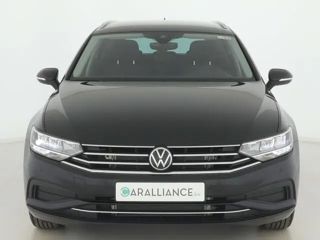 Photo 1 : Volkswagen Passat 2022 Petrol