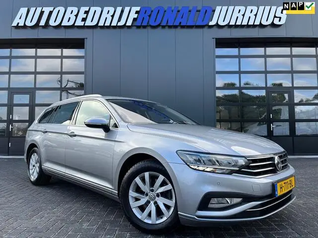 Photo 1 : Volkswagen Passat 2020 Petrol