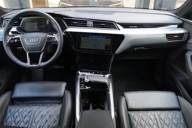 Photo 1 : Audi E-tron 2022 Électrique