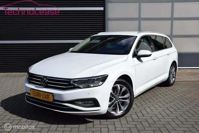 Photo 1 : Volkswagen Passat 2022 Petrol