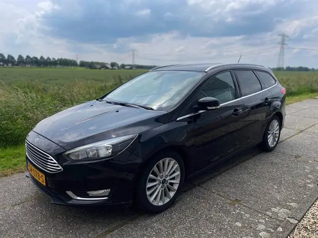 Photo 1 : Ford Focus 2018 Petrol