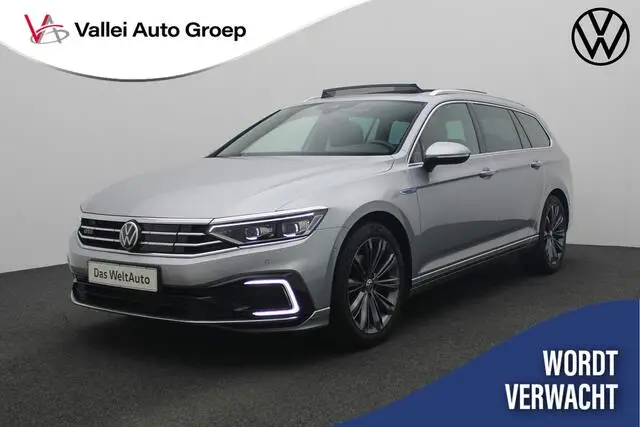 Photo 1 : Volkswagen Passat 2021 Hybride