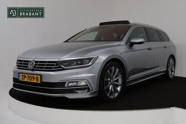 Photo 1 : Volkswagen Passat 2019 Essence