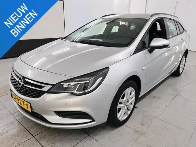 Photo 1 : Opel Astra 2018 Petrol