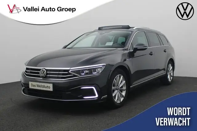 Photo 1 : Volkswagen Passat 2021 Hybride