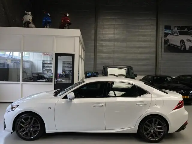 Photo 1 : Lexus Is 2019 Hybride