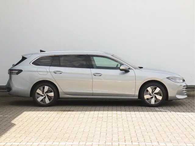 Photo 1 : Volkswagen Passat 2024 Petrol