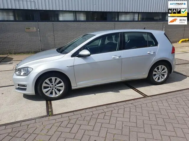 Photo 1 : Volkswagen Golf 2017 Petrol