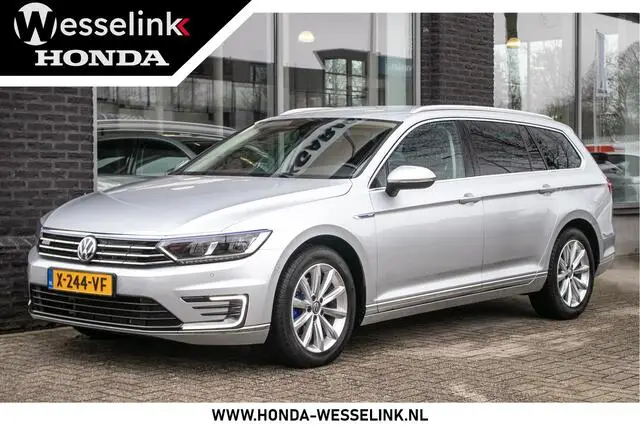 Photo 1 : Volkswagen Passat 2018 Hybrid