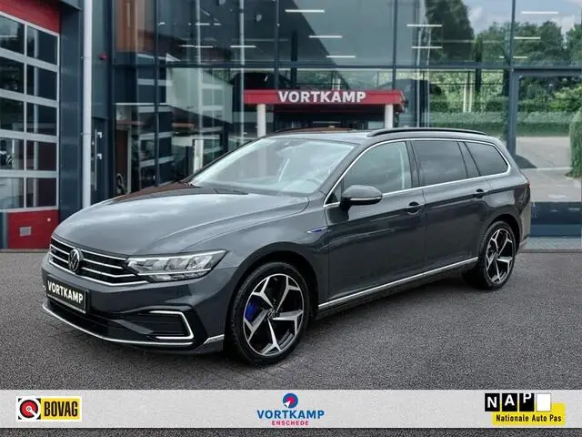 Photo 1 : Volkswagen Passat 2021 Hybrid