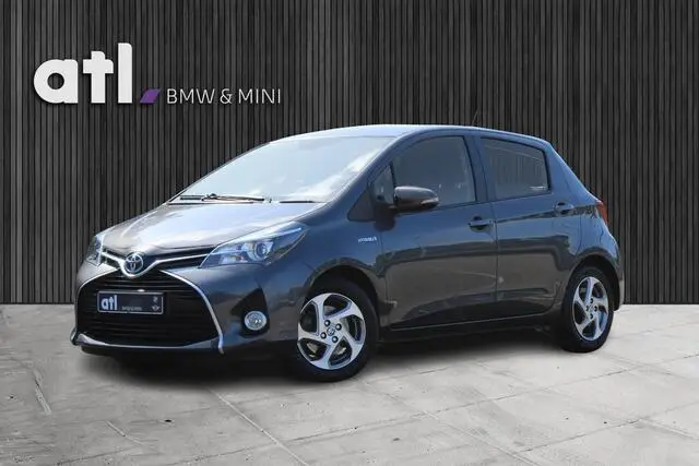 Photo 1 : Toyota Yaris 2015 Hybrid