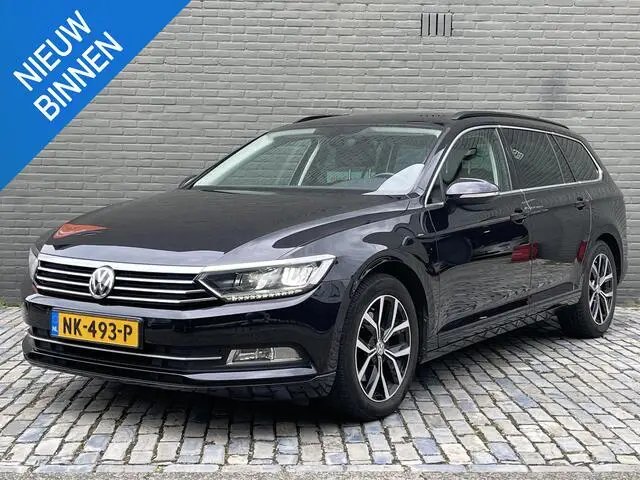 Photo 1 : Volkswagen Passat 2017 Essence