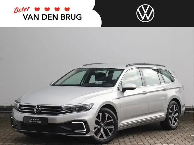 Photo 1 : Volkswagen Passat 2021 Hybride