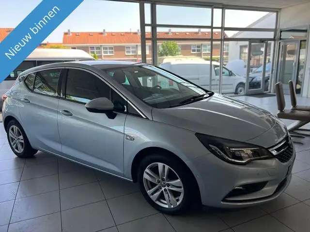 Photo 1 : Opel Astra 2018 Petrol