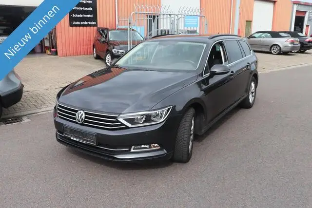 Photo 1 : Volkswagen Passat 2018 Essence