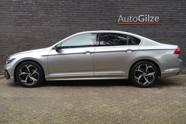 Photo 1 : Volkswagen Passat 2019 Petrol