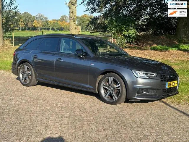 Photo 1 : Audi A4 2017 Petrol