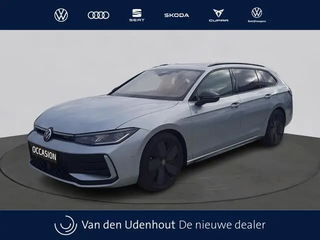 Photo 1 : Volkswagen Passat 2024 Essence