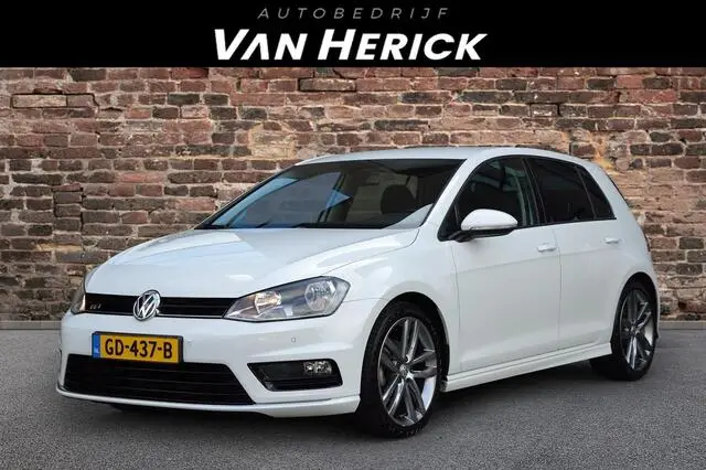 Photo 1 : Volkswagen Golf 2015 Petrol