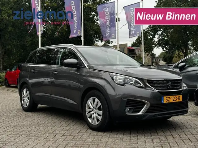 Photo 1 : Peugeot 5008 2018 Essence