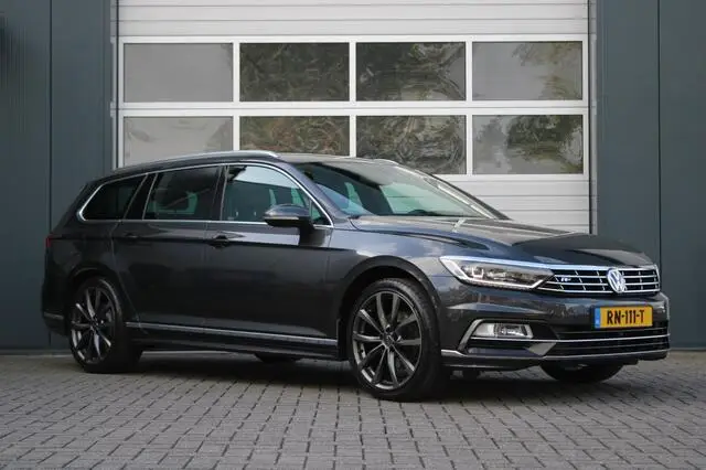 Photo 1 : Volkswagen Passat 2018 Essence