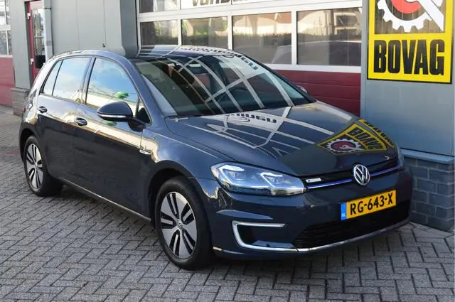 Photo 1 : Volkswagen Golf 2017 Électrique