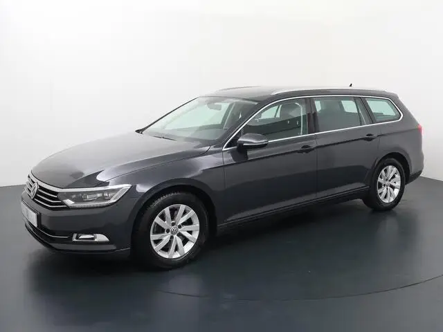 Photo 1 : Volkswagen Passat 2018 Essence