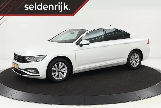 Photo 1 : Volkswagen Passat 2022 Essence