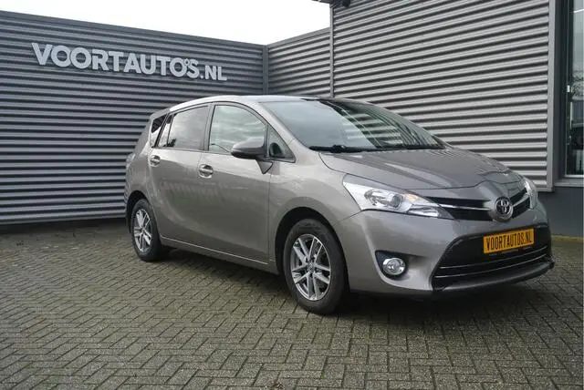 Photo 1 : Toyota Verso 2015 Petrol