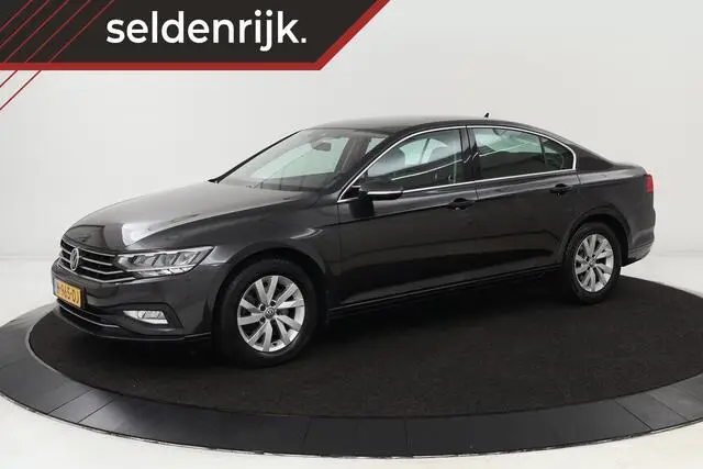 Photo 1 : Volkswagen Passat 2020 Essence