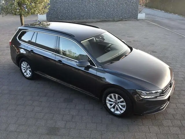 Photo 1 : Volkswagen Passat 2023 Petrol