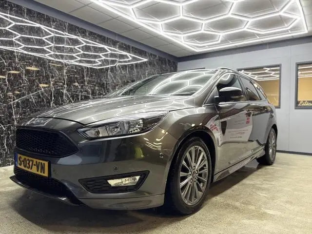 Photo 1 : Ford Focus 2018 Petrol