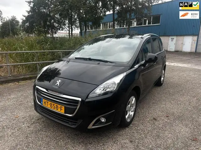 Photo 1 : Peugeot 5008 2015 Essence