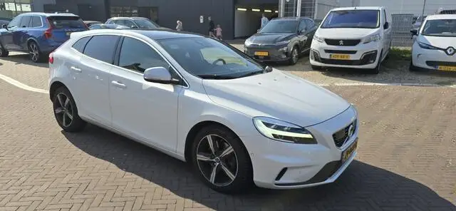 Photo 1 : Volvo V40 2019 Petrol