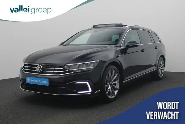 Photo 1 : Volkswagen Passat 2021 Hybride