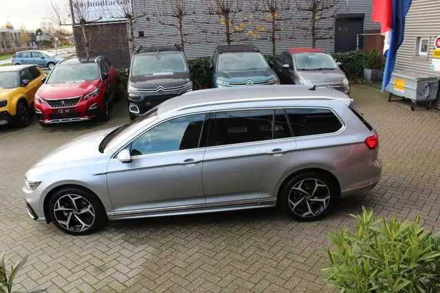 Photo 1 : Volkswagen Passat 2021 Petrol