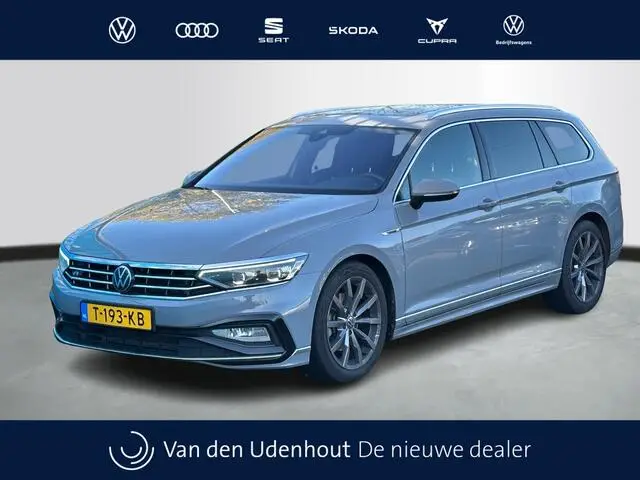 Photo 1 : Volkswagen Passat 2023 Petrol