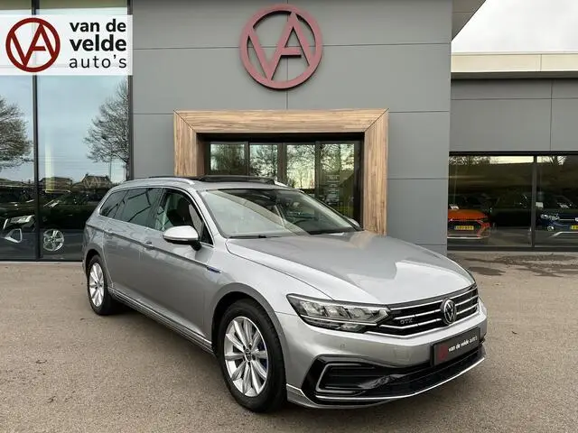 Photo 1 : Volkswagen Passat 2023 Hybride