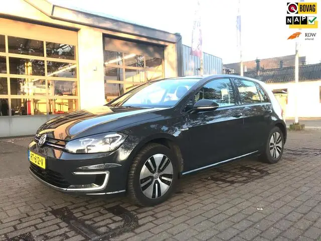 Photo 1 : Volkswagen Golf 2018 Électrique