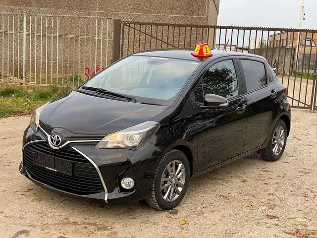 Photo 1 : Toyota Yaris 2015 Petrol